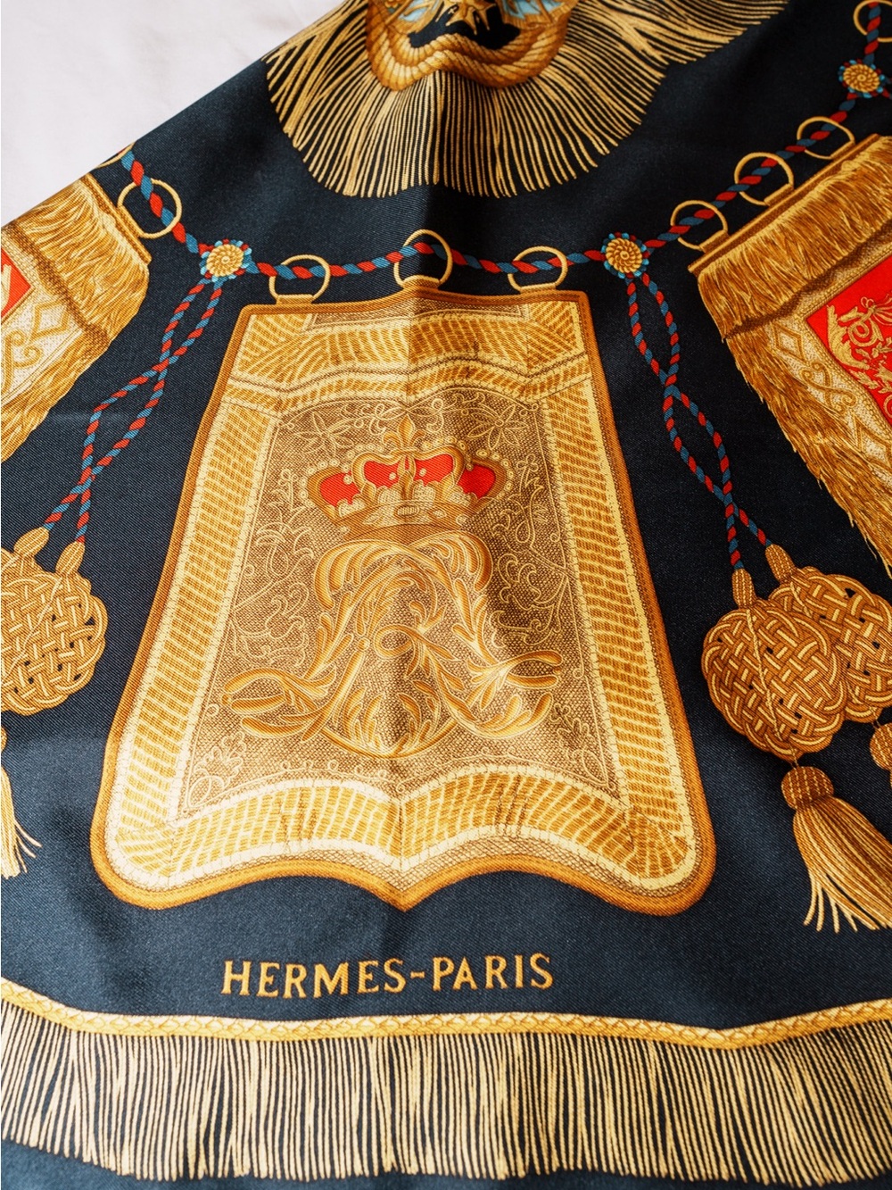 Hermès Les Tambours Silk Twill Scarf Carré 90 Black Gold Drum Motif - Picture 4 of 7